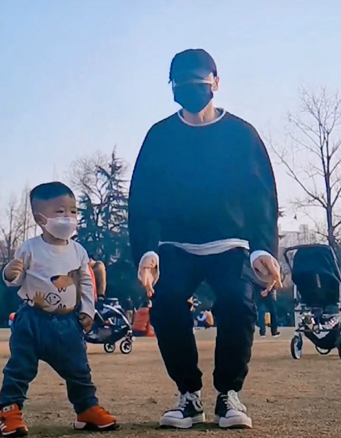 張晉為兒子表演功夫，卻全程被無視，魚蛋褲子歪扭學老爸習武站姿
