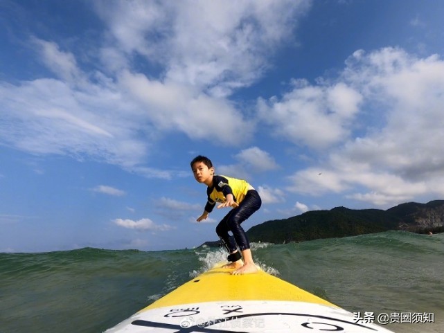 霍思燕带嗯哼现身《燃野少年的天空》首映活动，8岁的嗯哼长大了