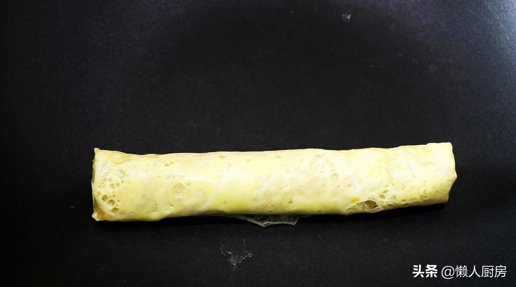 不需要揉面，不加面粉，这样做的韭菜鸡蛋卷，吃着特香