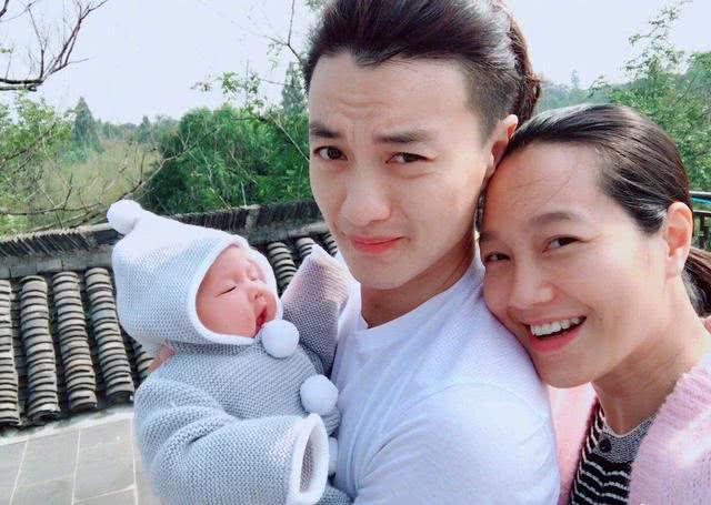 朱丹产后变化大，晒出抱孩子照片，网友惊呼：像一位奶奶抱着孙女