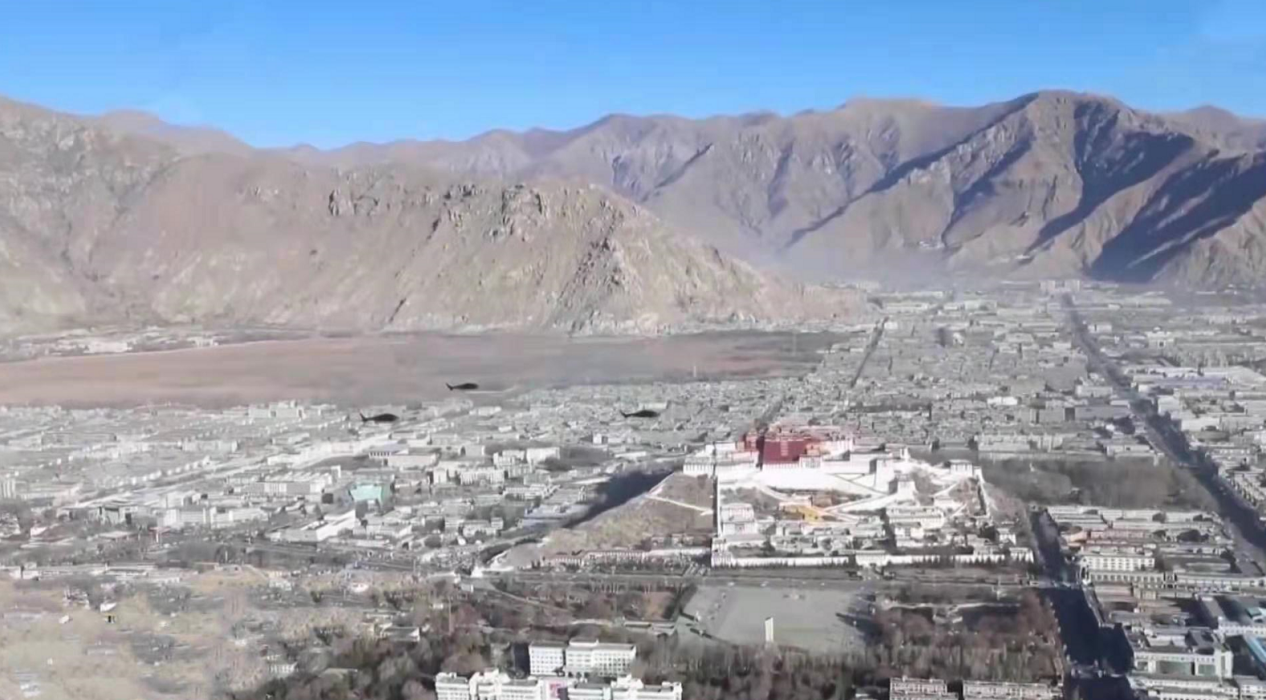 西藏军区接令开训，直20编队协同出动，15式坦克