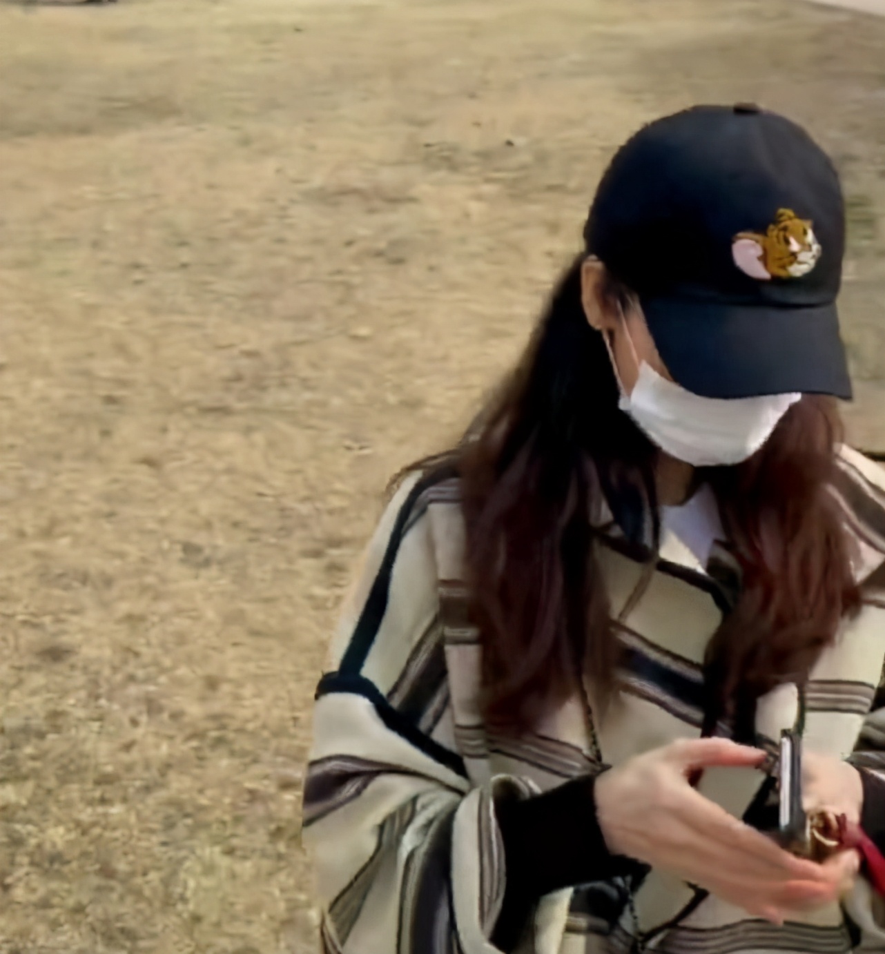 崔智友曬一家三口出遊照，小九歲神秘丈夫充當攝影師為妻女拍照