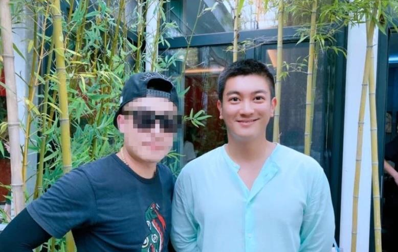 杜江夫妇低调带儿女游玩散心，霍思燕惬意微笑，网友：太幸福了