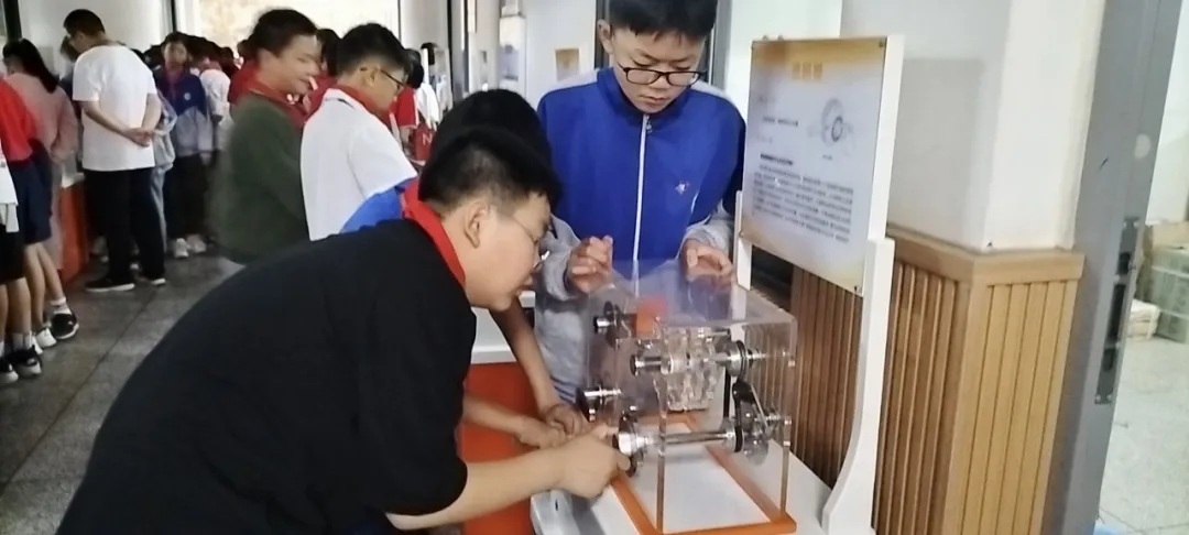 「科技万小」—四川省科技馆到天府新区万安小学开展科普活动