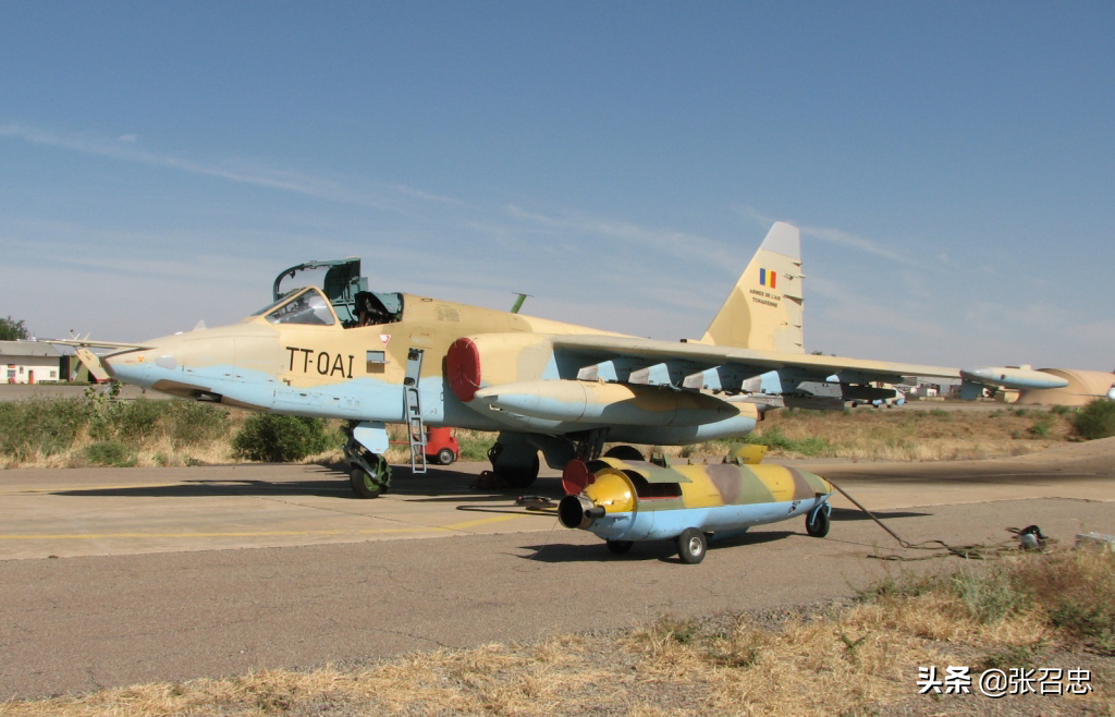 苏-25突然“走火”，险些击中法军运输机丨图说