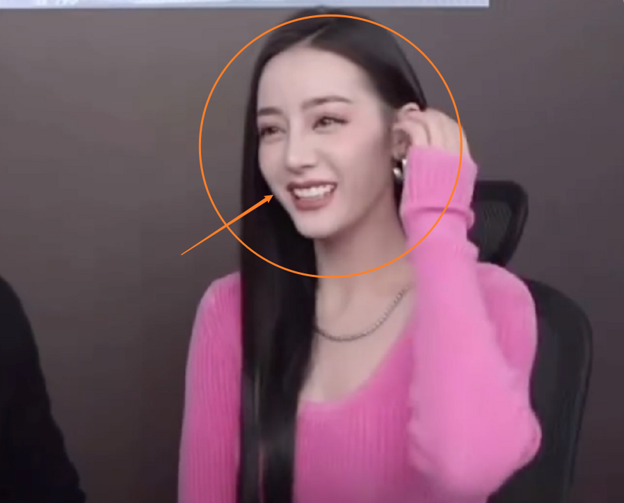 迪丽热巴与李佳琦直播，被指美颜特效开太过，