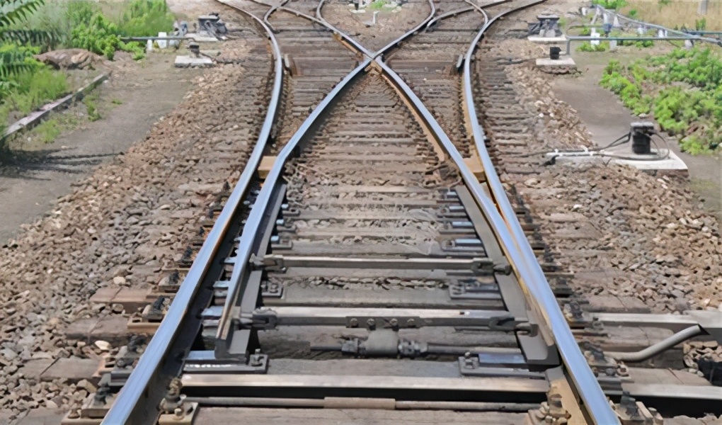 要想改变列车的轨道方向,需要铁轨上的一个特殊结构——道岔的帮助.