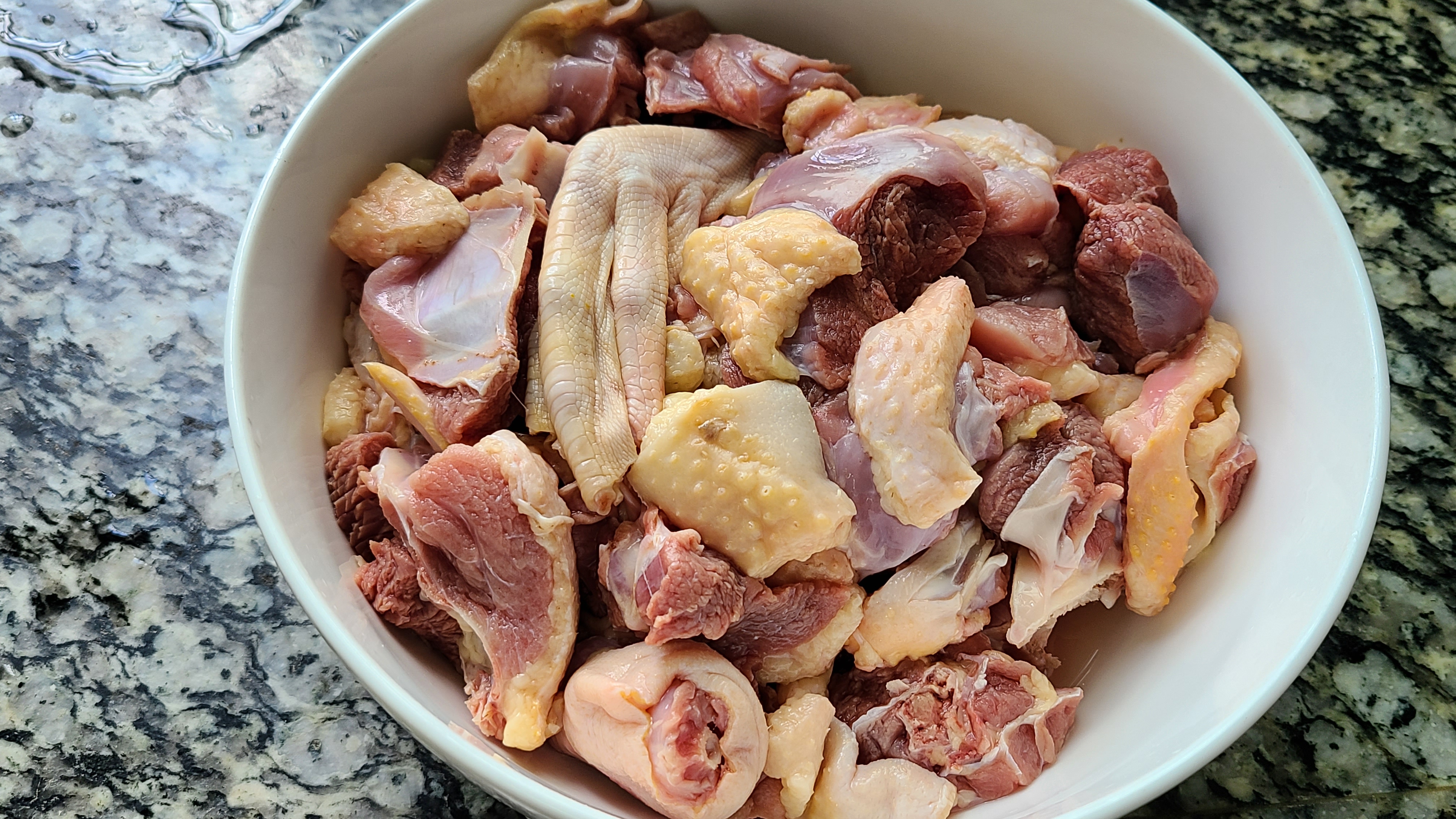 电饭煲焖鸭，不放水也能做，做法跟配方都告诉你，香味浓味道好