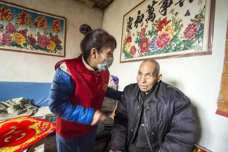 永济一群身穿红马甲志愿者太疯狂，金牛送福，“我们替你尽孝”