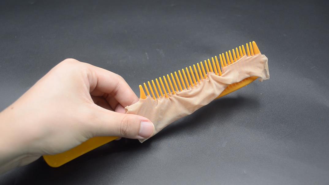 把梳子塞进丝袜里，别提多实用，家人每天抢着用，回家快试试