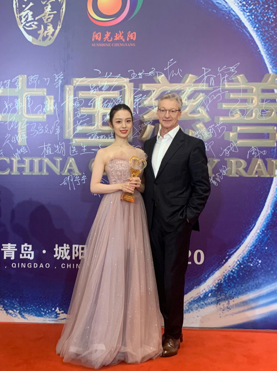 吉娜罕與爸爸出席活動，產後三月比懷孕前還瘦，父女同框顏值超高