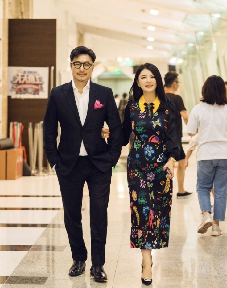 李湘晒女儿吃酸奶，直呼心肝宝贝，王诗龄尖下巴、大长腿抢镜