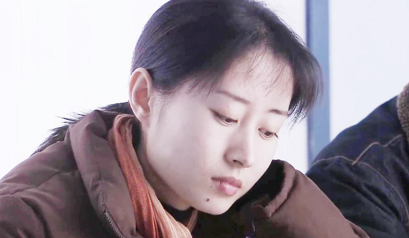 刘敏涛现身苍蝇小馆，被偷拍疑似黑脸，素颜被