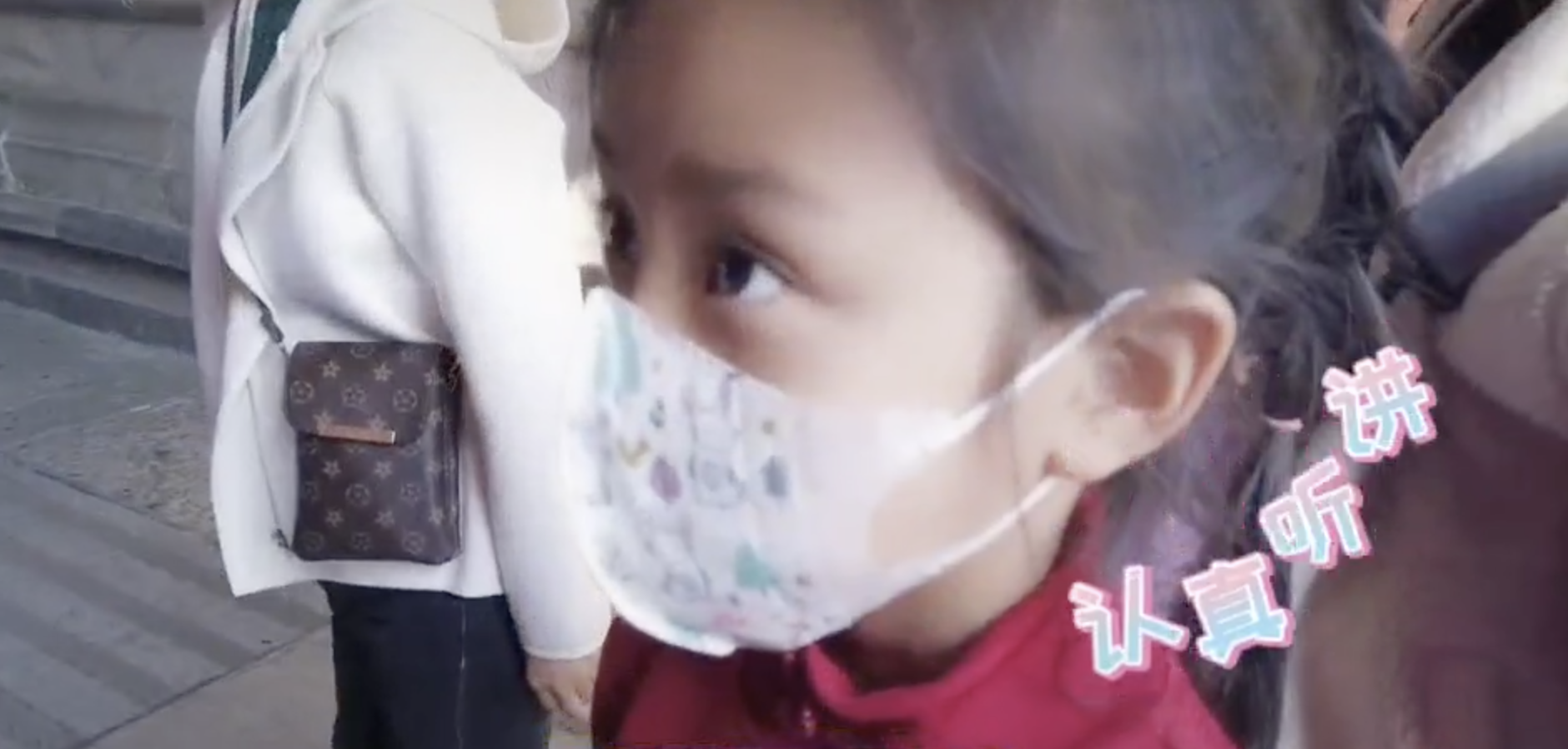 李小璐帶女兒遊故宮，甜馨輕鬆翻跟頭，被媽媽背在背上互動溫馨