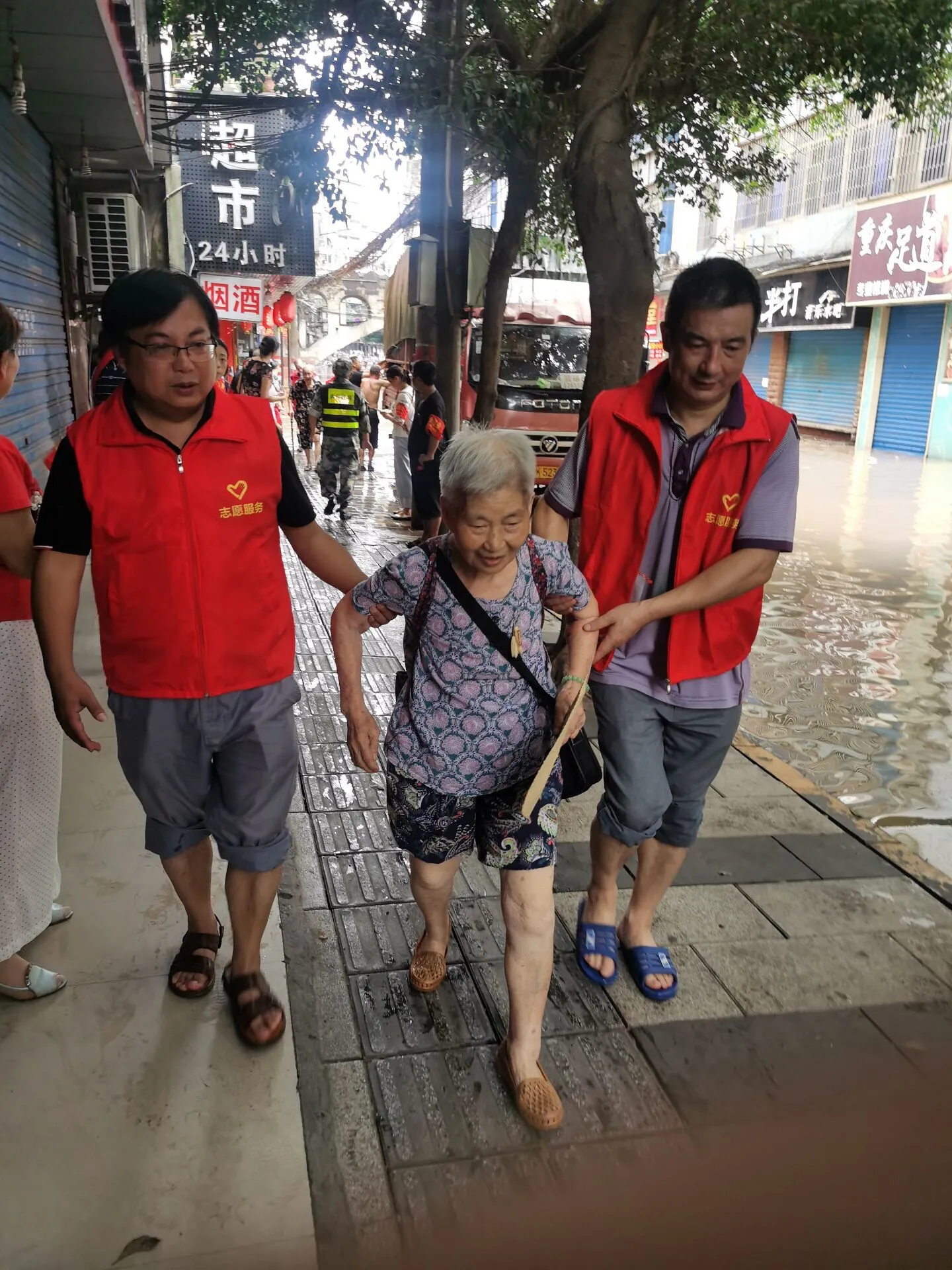 内江市中区市场监管局积极投入抗洪抢险