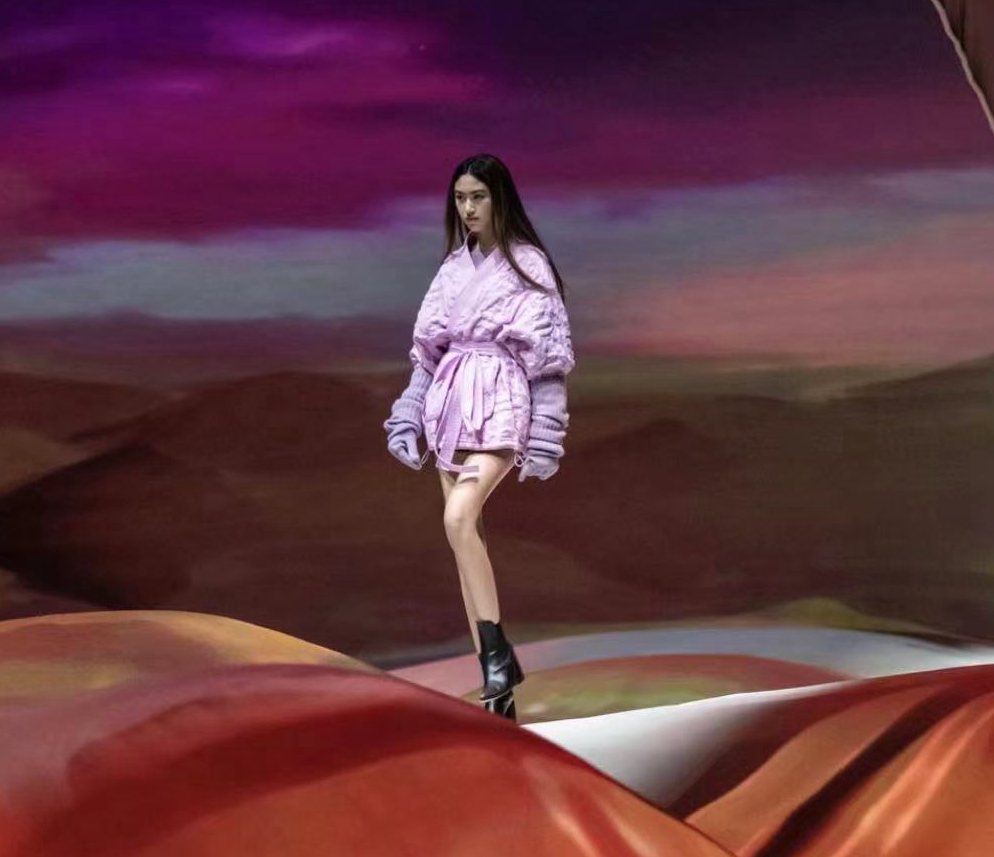 任达华16岁女儿褪去稚气，画大红唇晒女人味，慢慢从清纯变美艳