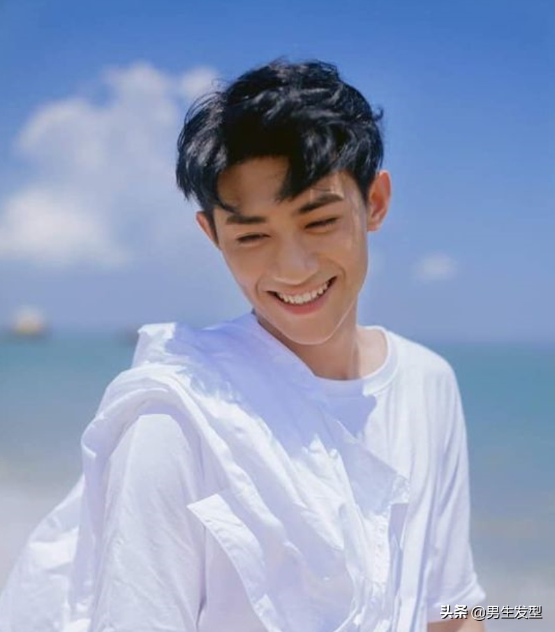 男生不剪"背头"发型也很帅气,今夏留这4款发型,清爽阳光