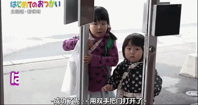 温暖！4岁和2岁姐妹花独自外出跑腿，这件事让大