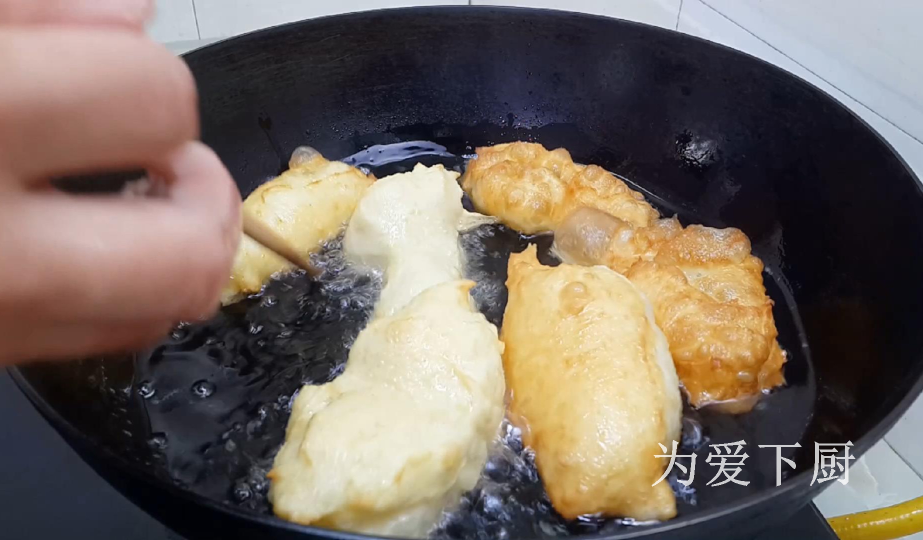 It’s easy to do this for fritters. Put it in the refrigerator. It’s simple and delicious.
