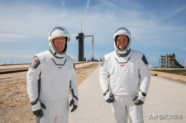 SpaceX的宇航员第一次在发射前放弃佩戴任务贴片