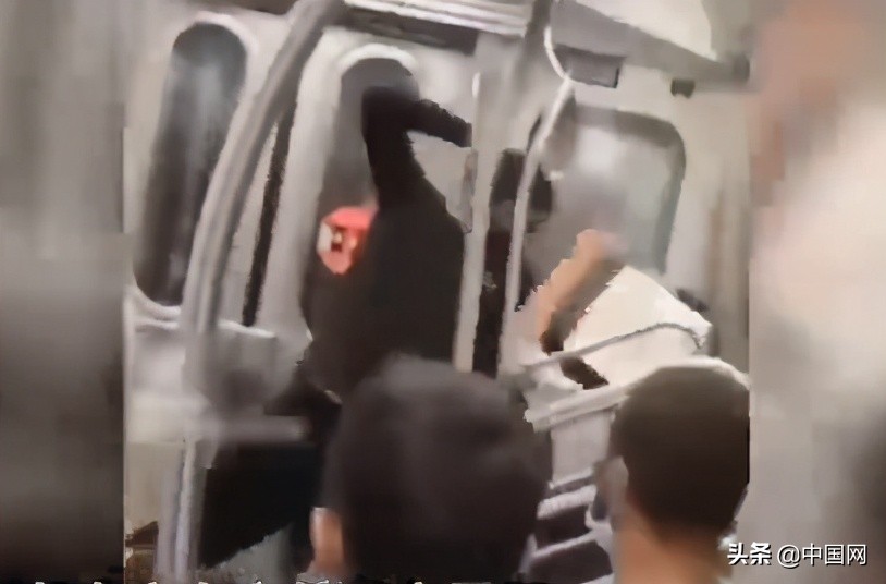 美國發起“掌摑亞裔”挑戰！男子地鐵內遭黑人打暈 眾人冷眼旁觀吹口哨