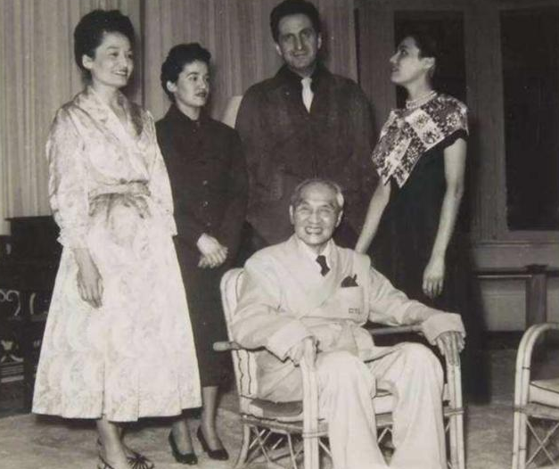 他为发财倒卖文物，迎娶15岁妻子，意在与岳母偷