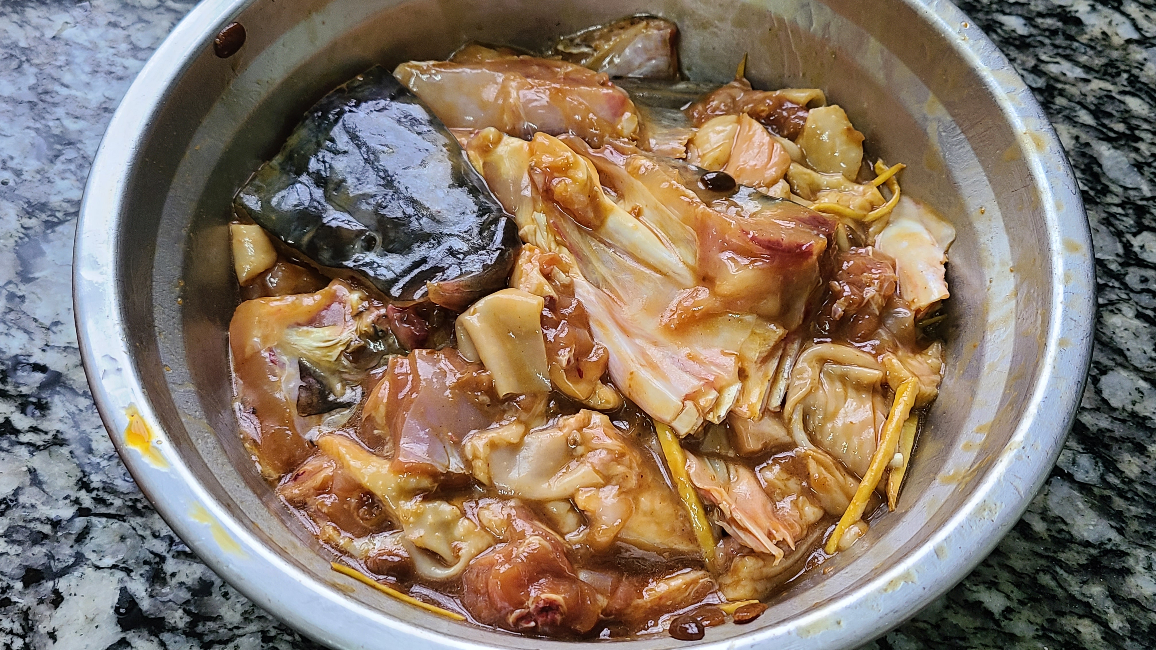 快過年了，教你一道簡單又好吃的魚頭蒸雞，味道鮮美