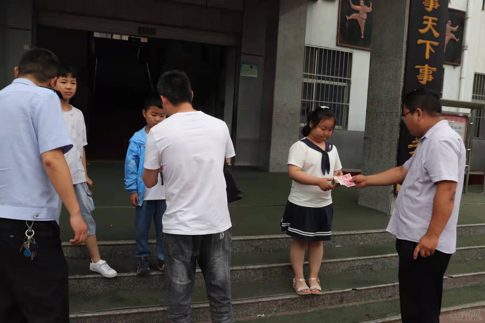 邯鄲魏縣“魏愛”助學計劃到魏縣第二小學進行助學幫扶