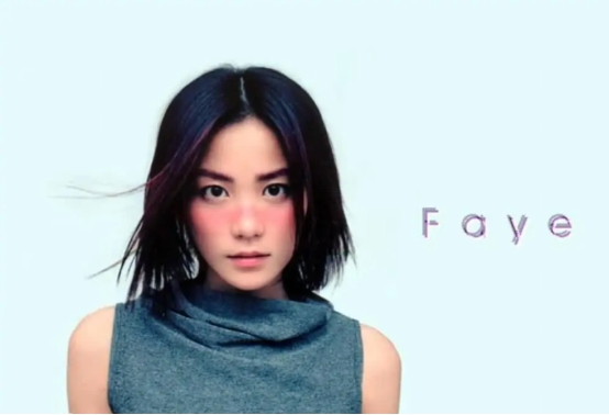 52岁王菲领女儿李嫣聚餐，身材精瘦锁骨突出，蹲路边玩手机没包袱
