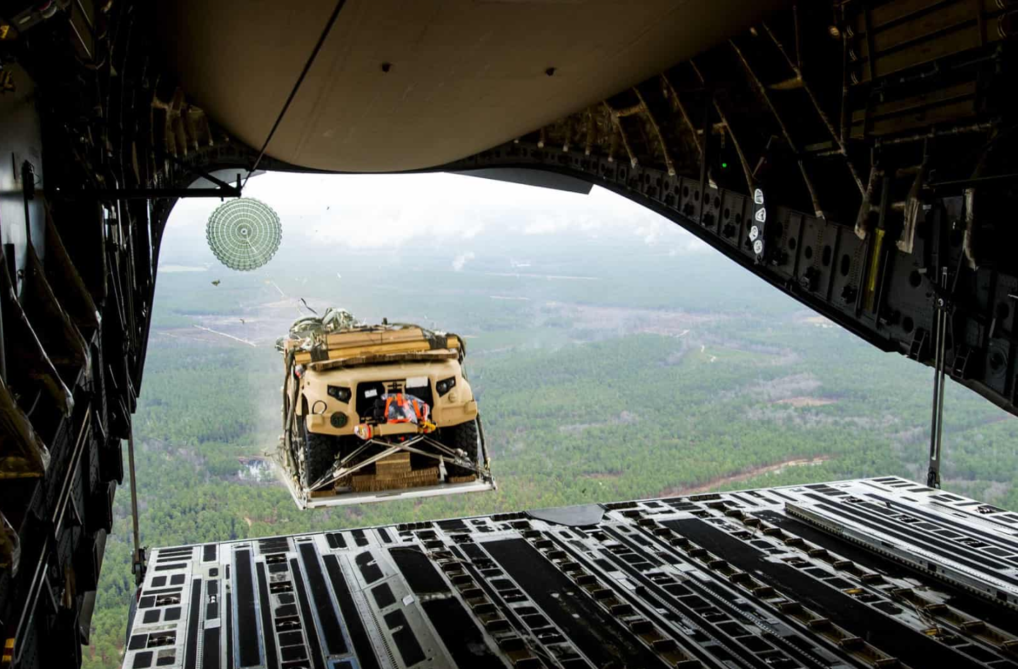 这次已经领先？中国空降战车服役没几天，美军加速战车空投计划