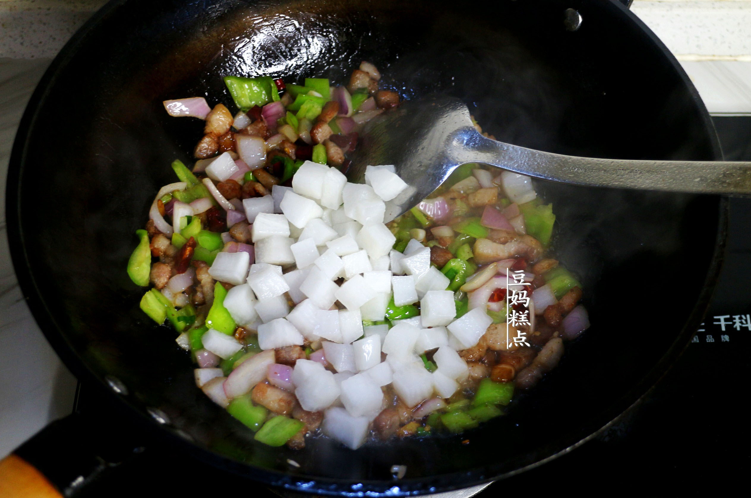 炒五花肉，学会“林大厨”这1招！5分钟上桌，酸香不油好下饭