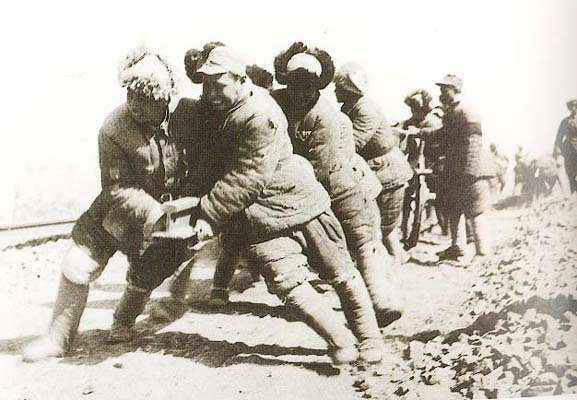 数十万蒋军穷追不舍，林彪弹尽粮绝，金日成紧