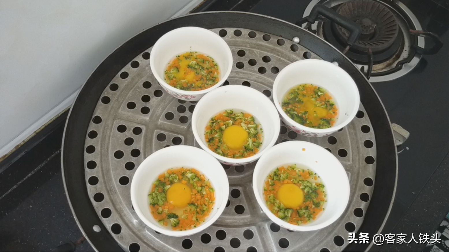 暑假早餐怎么吃？5个鸡蛋1朵西兰花，入锅简单做，营养好吃又便宜