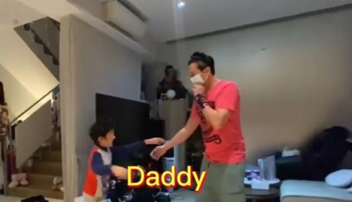 洪金寶長子與妻兒團聚痛哭，3層豪華別墅曝光，裝修簡單擺設雜亂