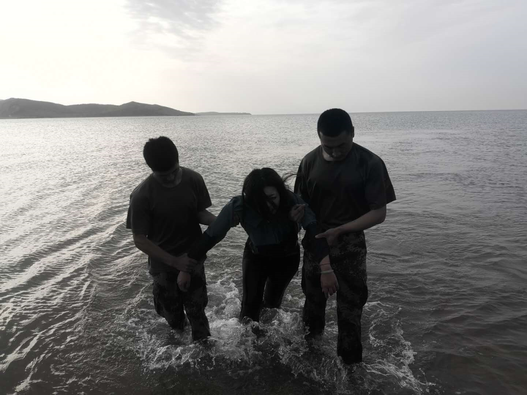 少女酒后跳海轻生，兵哥哥及时出手海中捞人