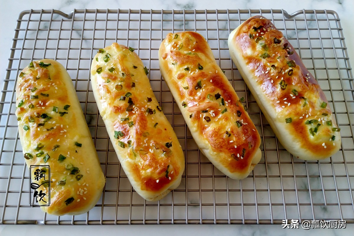 美味面包也能做之有易，简单一卷，撒上料，咸甜有度，早餐的挚爱