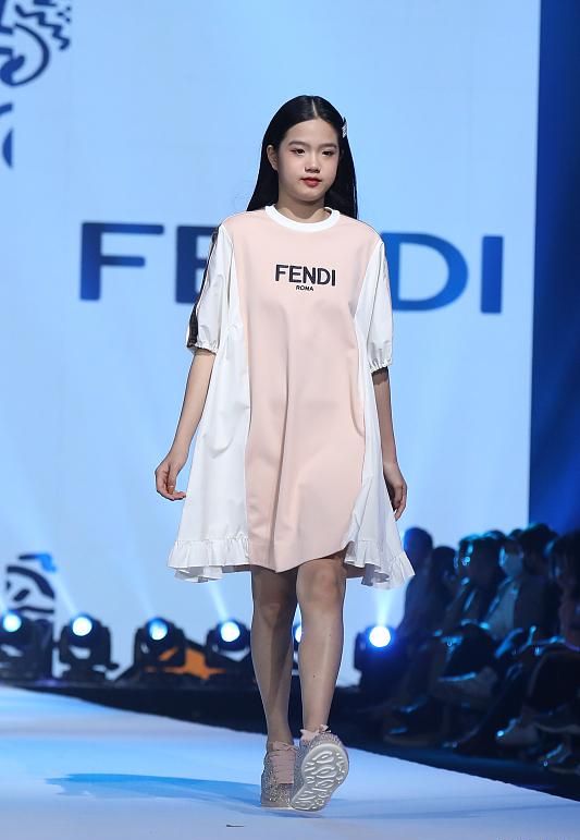 鐘麗緹13歲次女長開，與甜馨撞造型變女王，考拉“嫦娥”造型美翻