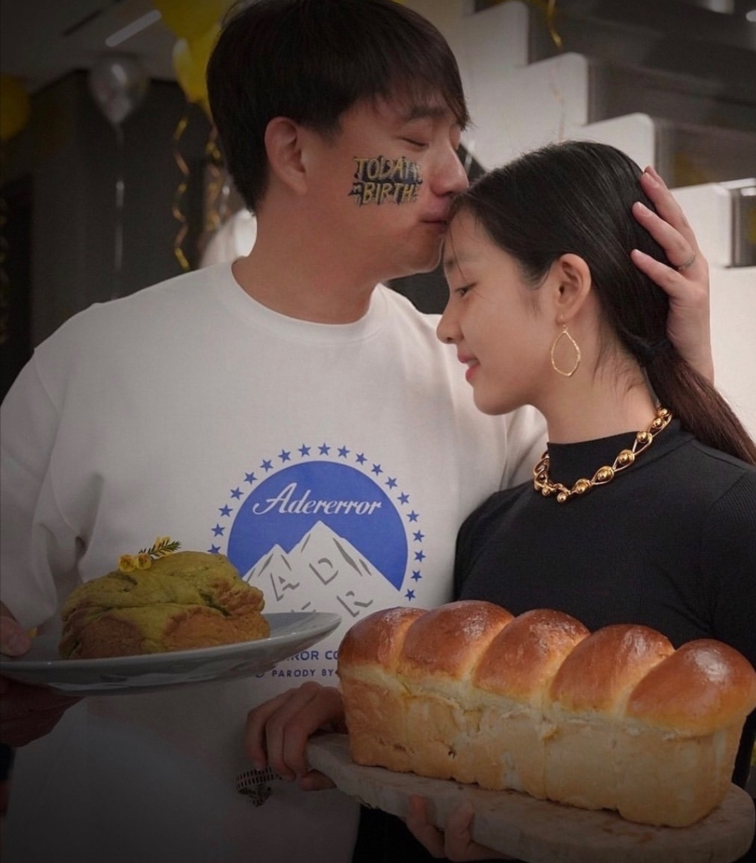 黄磊为妻女掌镜，多多依偎着孙莉如贴心小棉袄，母女同框超养眼