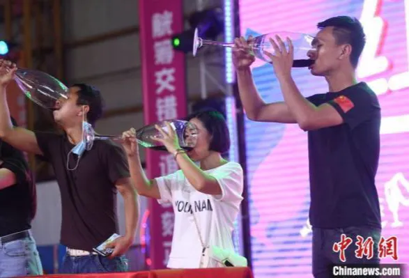 酒王争霸赛 重庆民众拿巨杯豪饮红酒