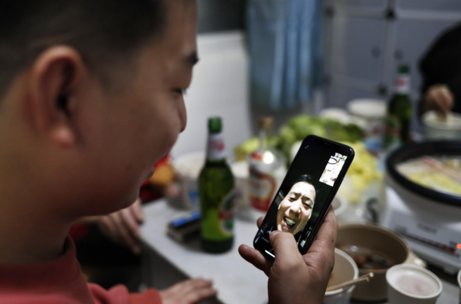 “她是有靠山吗，中国为她一人造信号塔？”网