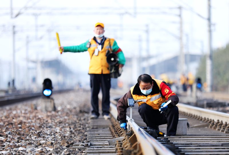 武铁麻城工务段职工给钢轨“看病”战春运