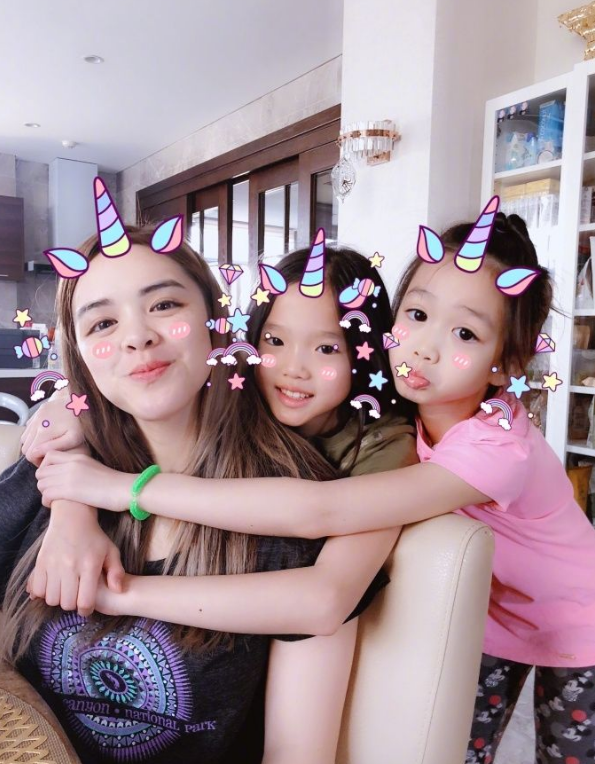 看看林青霞的三个女儿，再看看钟丽缇的三个女