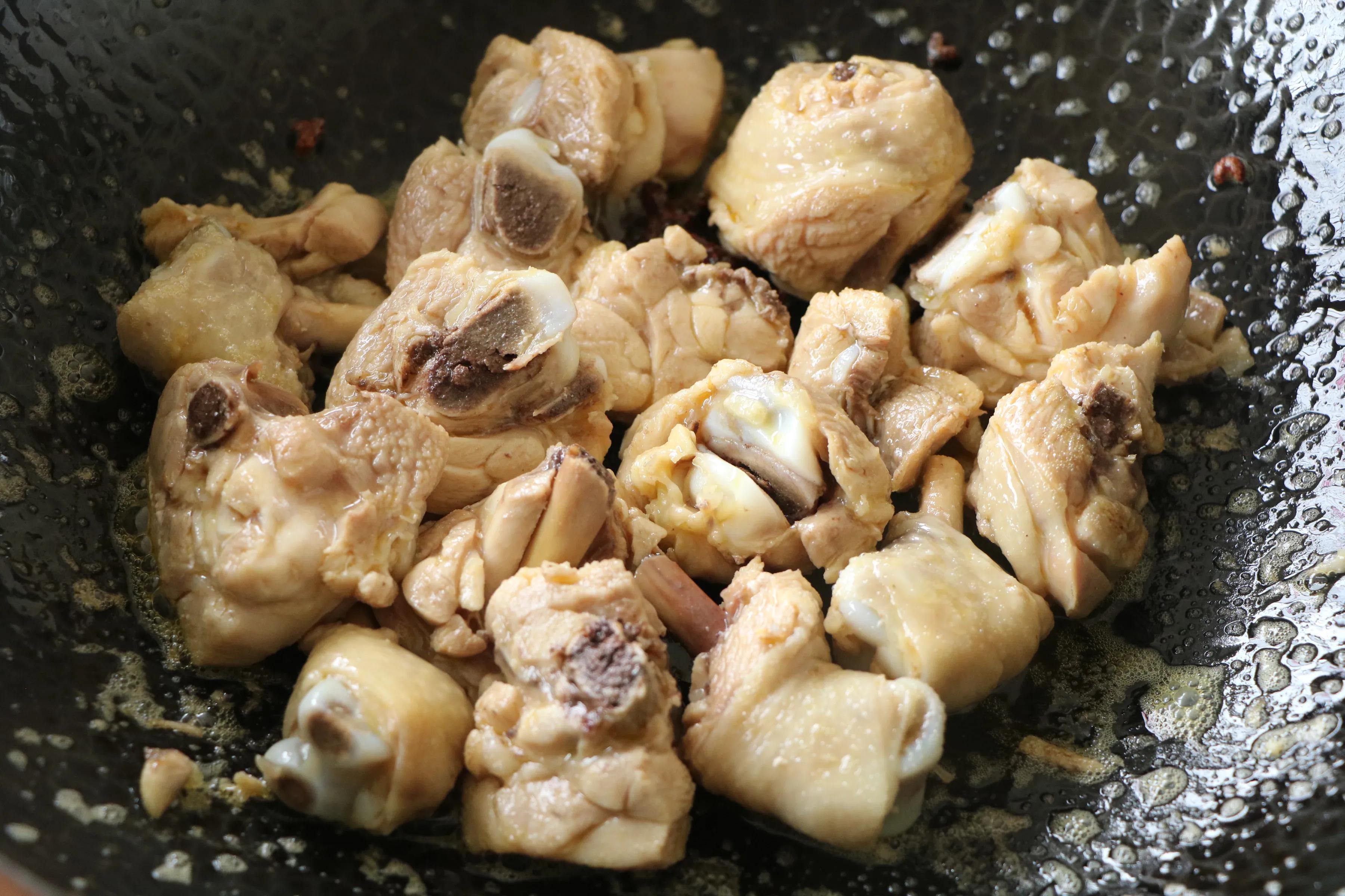 土豆燉雞塊，小時候的味道，燉一大鍋，全家人圍著吃，滿足又解饞
