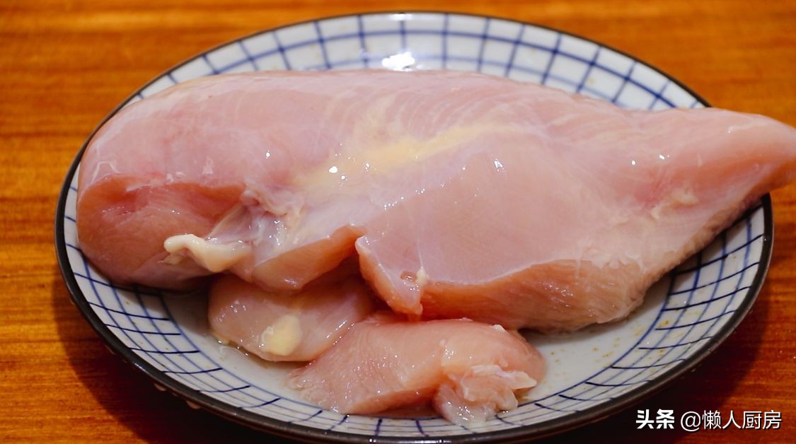 健身的人最爱鸡胸肉，教你新做法，比薯片还脆，别错过