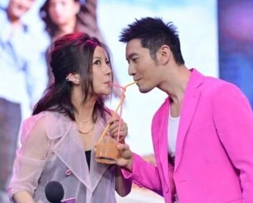 黄晓明连续11年给赵薇庆生，对比给baby的，离没