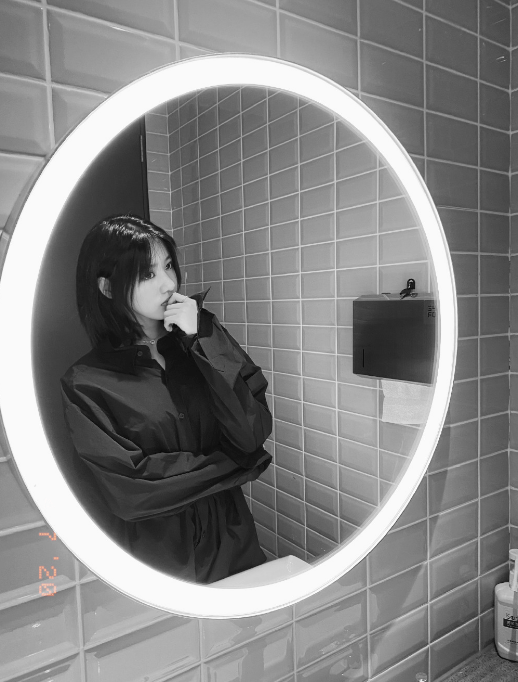 汪峰大女儿近照曝光，16岁小苹果化浓妆衣着性感，气质显成熟