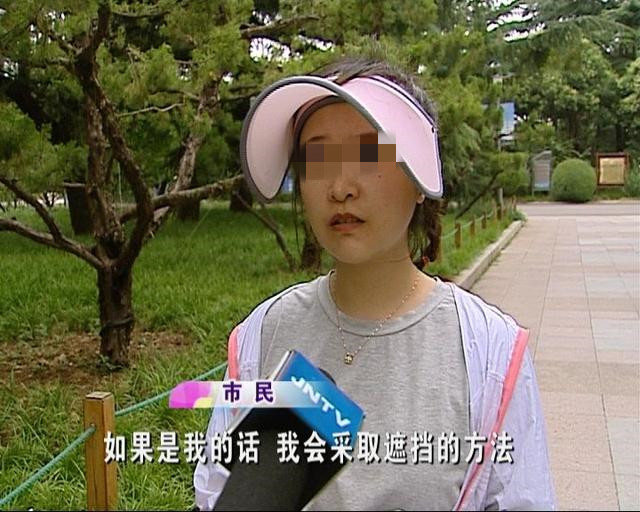 公交車上寶媽掀衣哺乳，被大媽罵不害臊，公眾場合如何哺乳