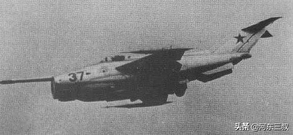 空中拼刺刀，造型独特的雅克-36垂直起降战斗机