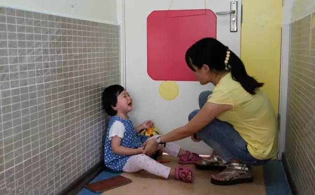 幼儿园开学第一天，孩子各种“戏精”表演，家长更厉害，还上树了