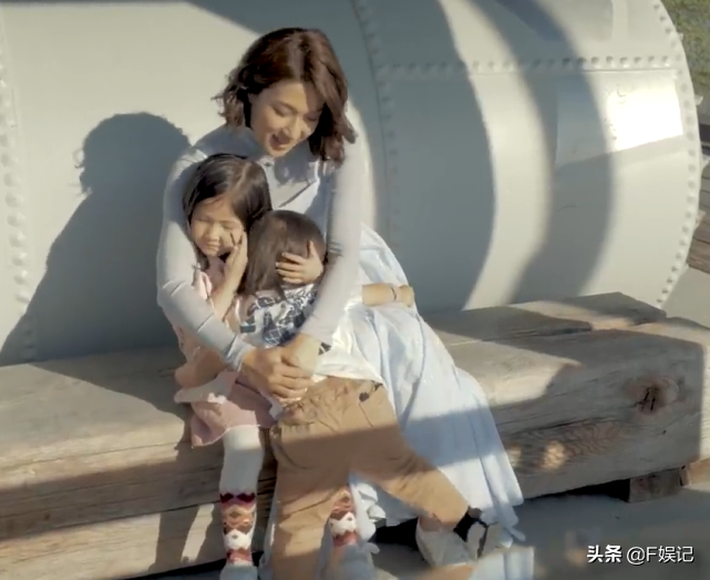 鍾嘉欣帶子女和媽媽同框出鏡賀母親節一家人牽手的背影合照很溫馨